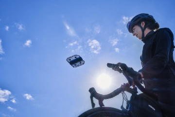 Frau mit Fahrrad und der Actionkamera Hover X1 PROMAX 1