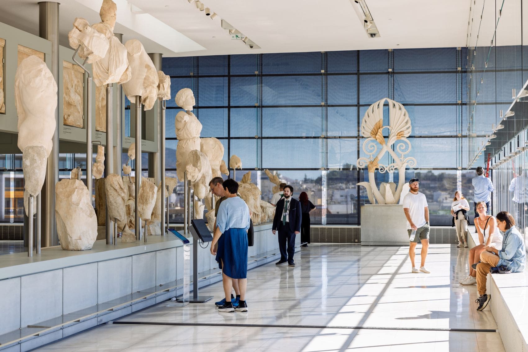 Besucher im Akropolismuseum Athen