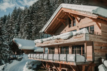 Chalets im Alpura Retreat, Südtirol, im Winter