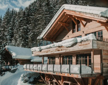 Chalets im Alpura Retreat, Südtirol, im Winter