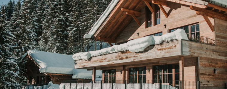 Chalets im Alpura Retreat, Südtirol, im Winter