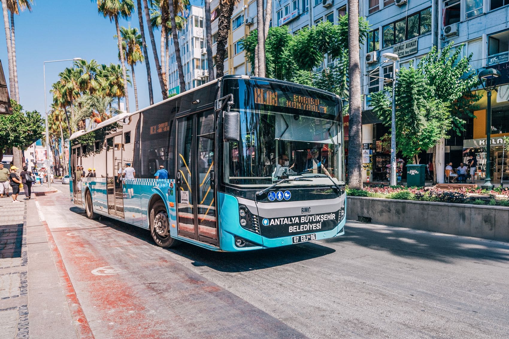Bus des öffentlichen Nahverkehrs im Zentrum von Antalya