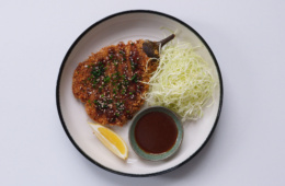 Auberginen-Katsu auf einem Teller angerichtet.