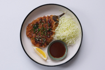 Auberginen-Katsu auf einem Teller angerichtet.