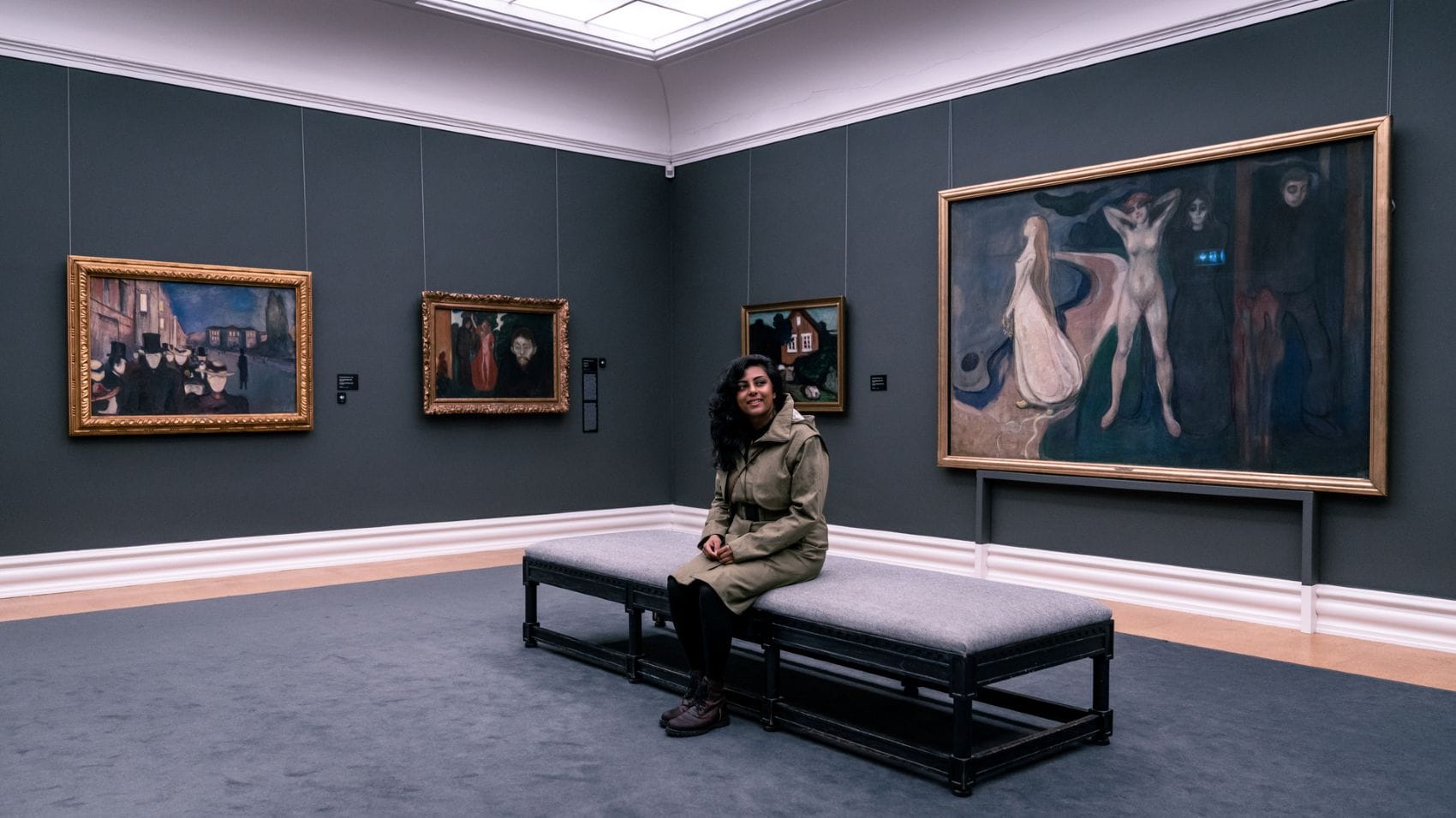 Frau sitzt auf einer Bank im Kode Museum Bergen