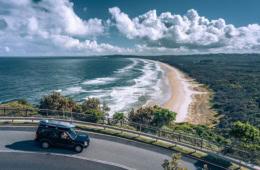 Blick von einem Auto auf einen Strand in Australien