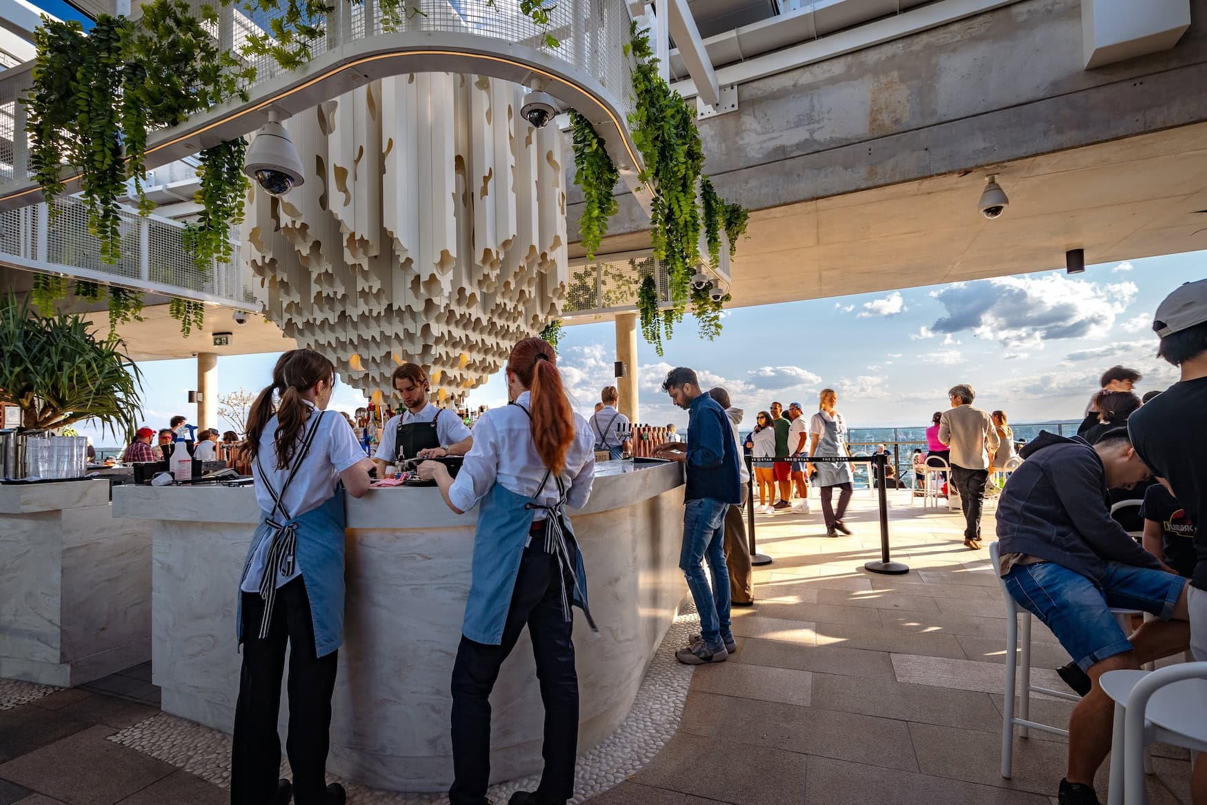 Der Bar-Bereich auf der Aussichtsplattform im neuen Queen's Wharf Tower Star Casino.