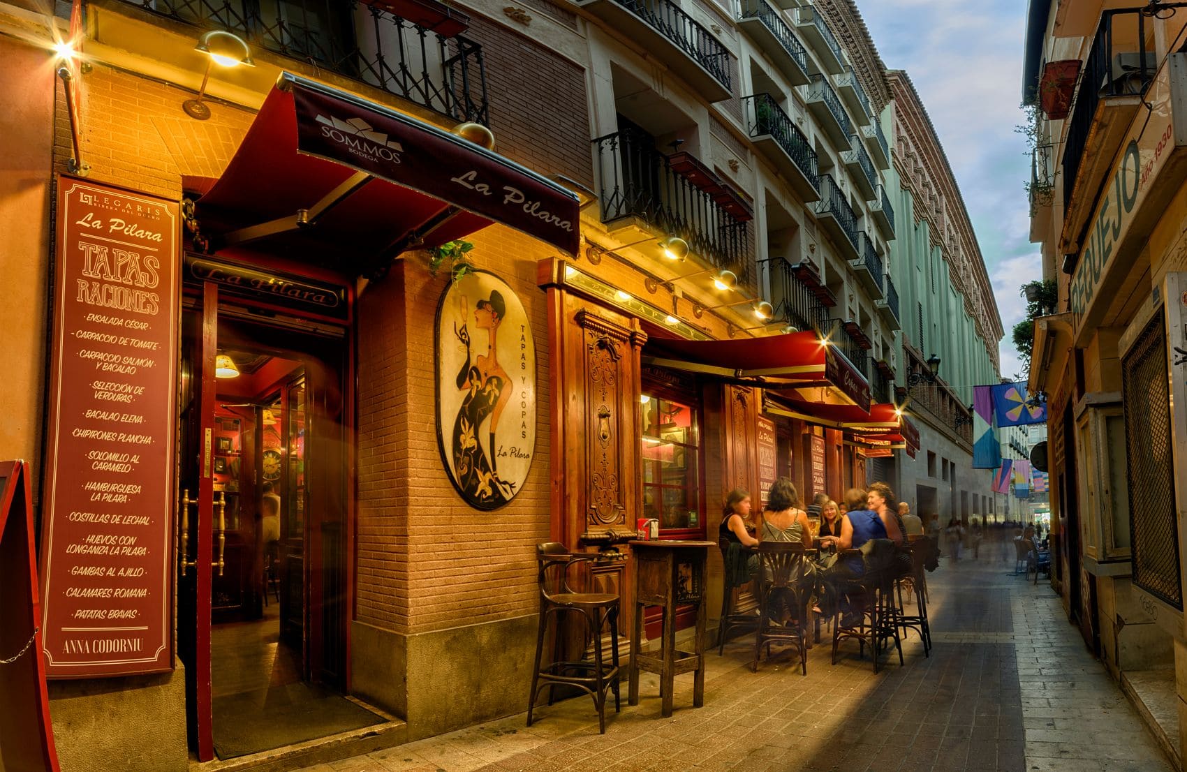 Gäste vor Tapas-Bar im Viertel El Tubo, Saragossa