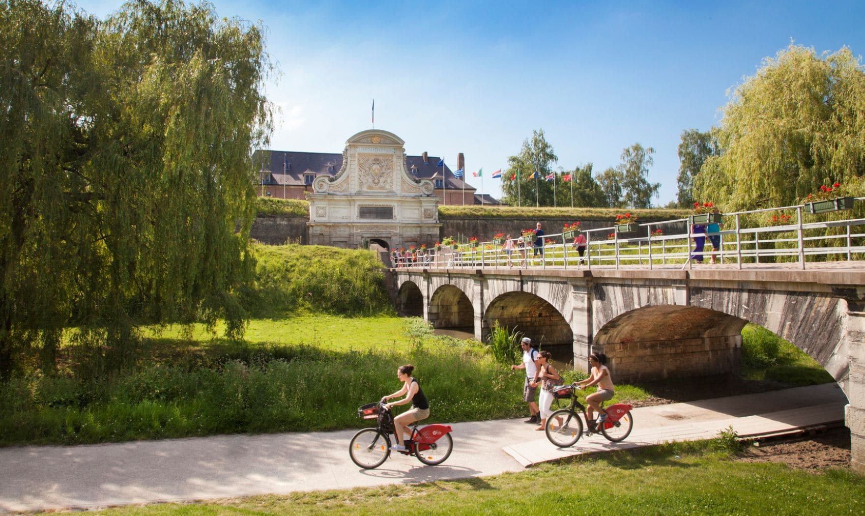 Fahrradfahrer im Park Citadelle de Lille, Frankreich