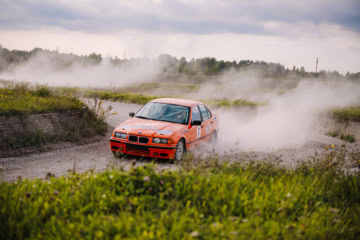 Ein Rallye-Auto fährt auf einer Strecke in Estland um eine Kurve.