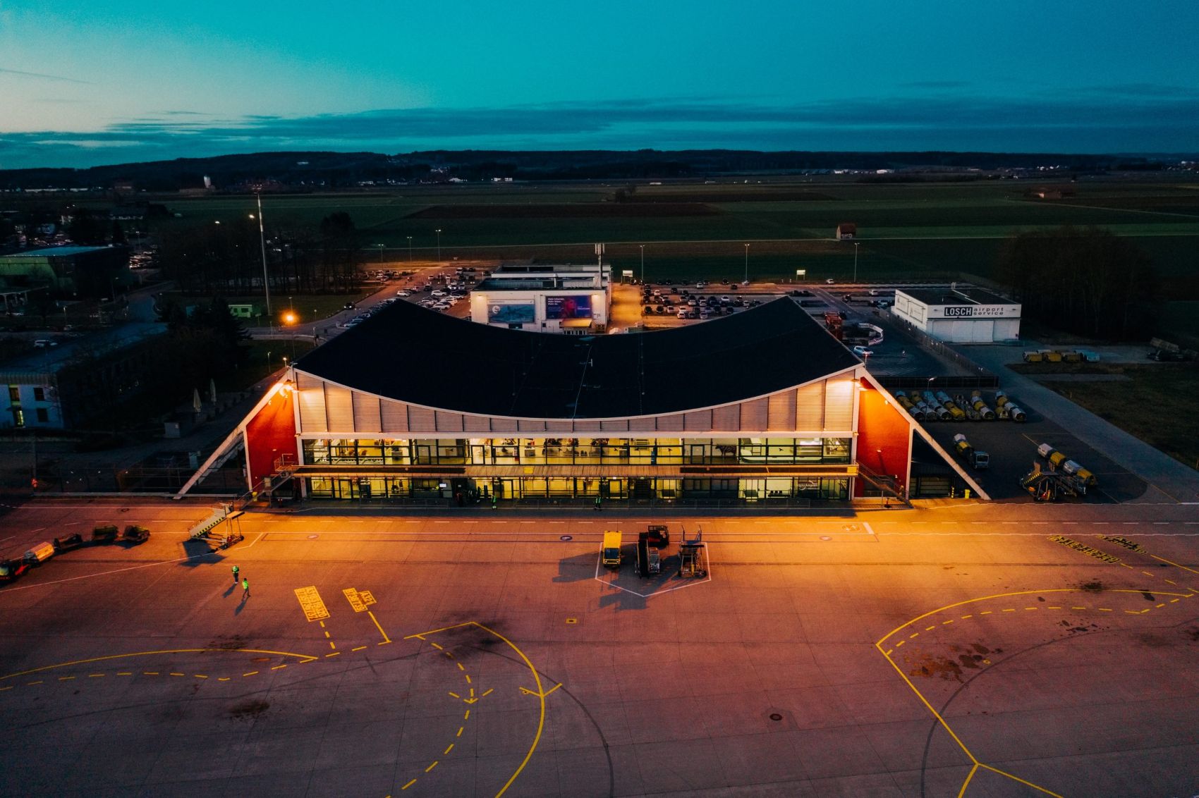 Flughafen Memmingen am Abend aus der Vogelperspektive 
