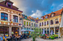 Platz mit Restaurants in Lille in Frankreich