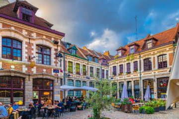 Platz mit Restaurants in Lille in Frankreich