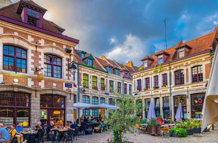 Platz mit Restaurants in Lille in Frankreich