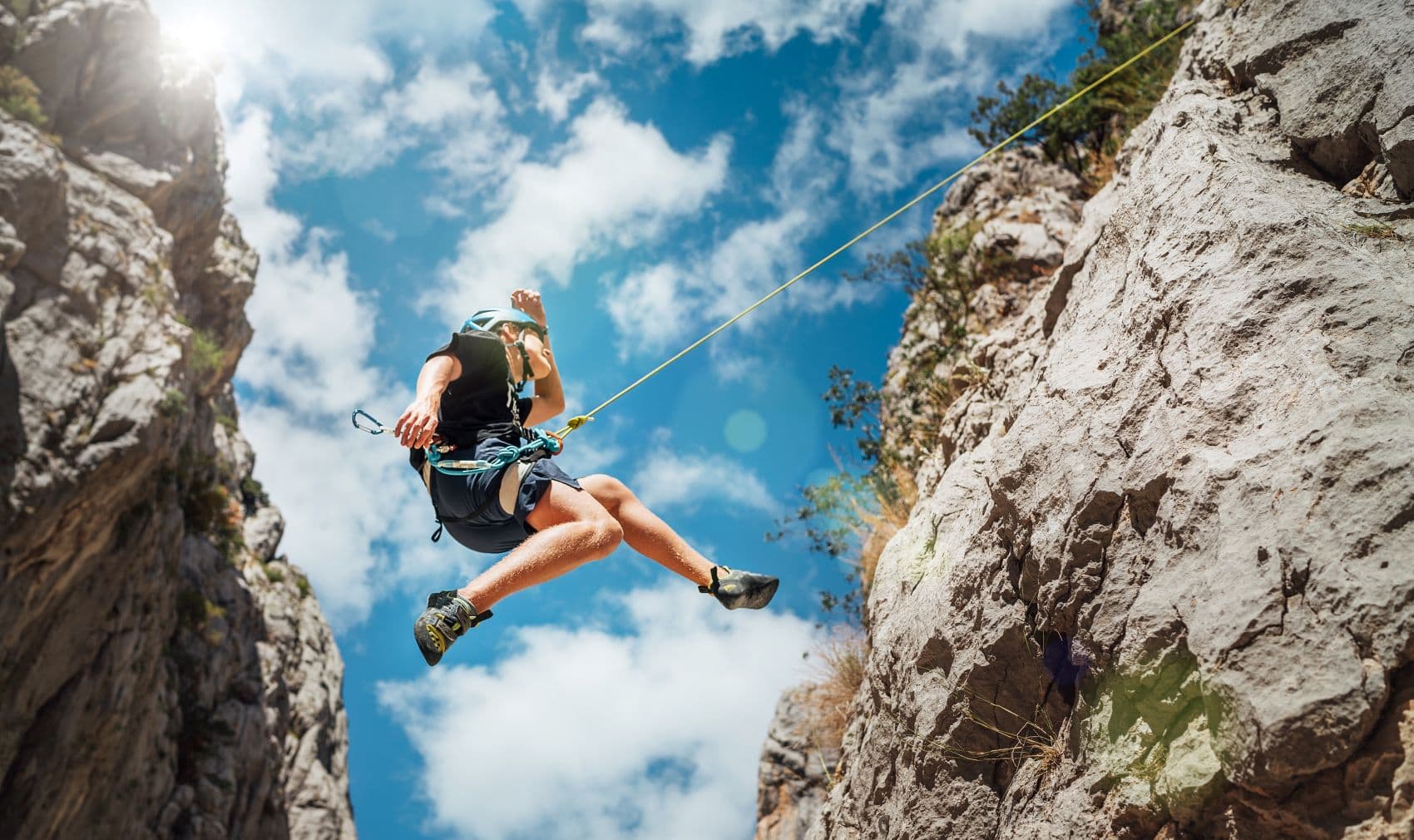 Frau beim Klettern im Nationalpark Paklenica in Kroatien 