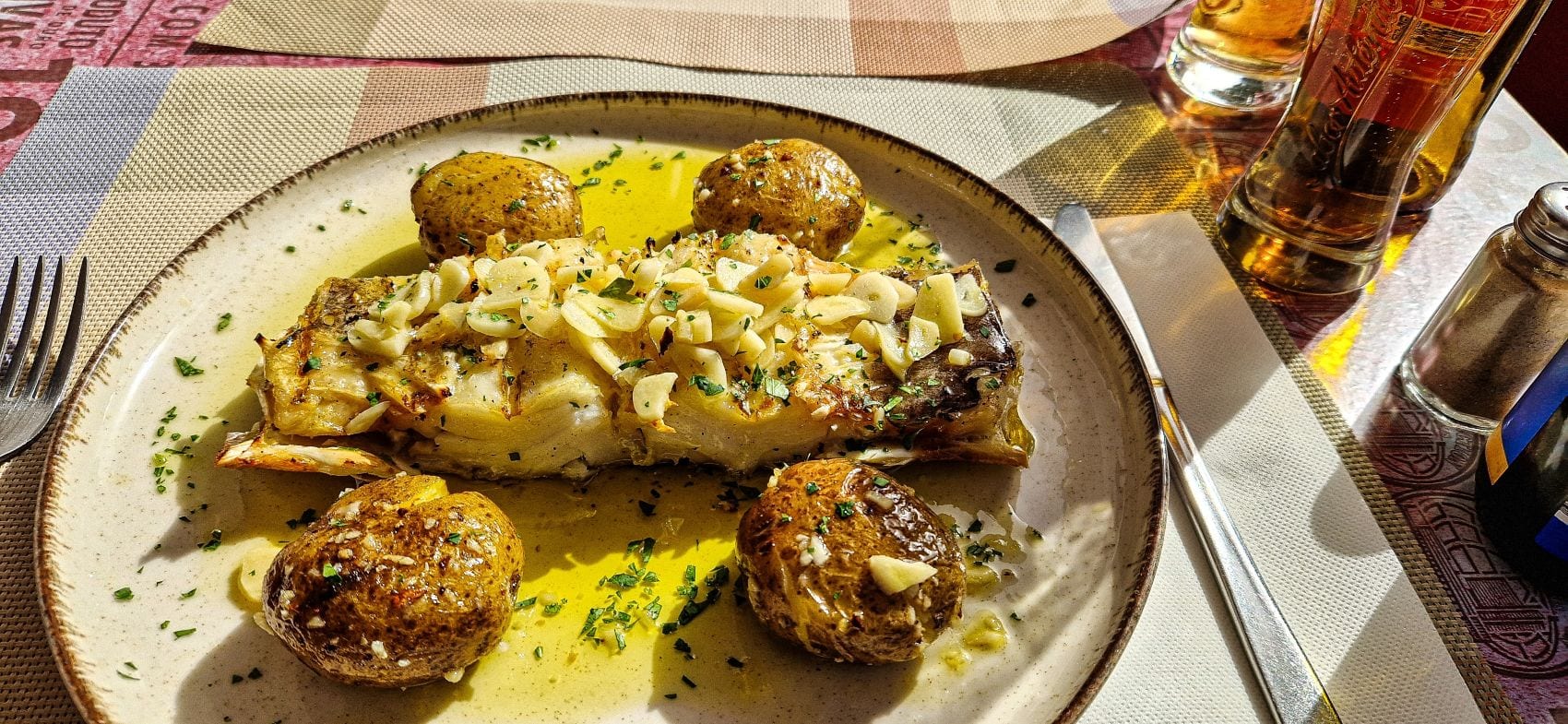 Gerösteter Kabeljau mit Zwiebelknoblauch, Paprika und Kartoffeln