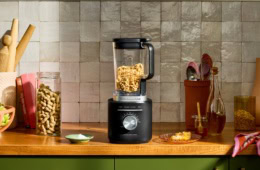 Mixer von KitchenAid mit Erdnüssen drin