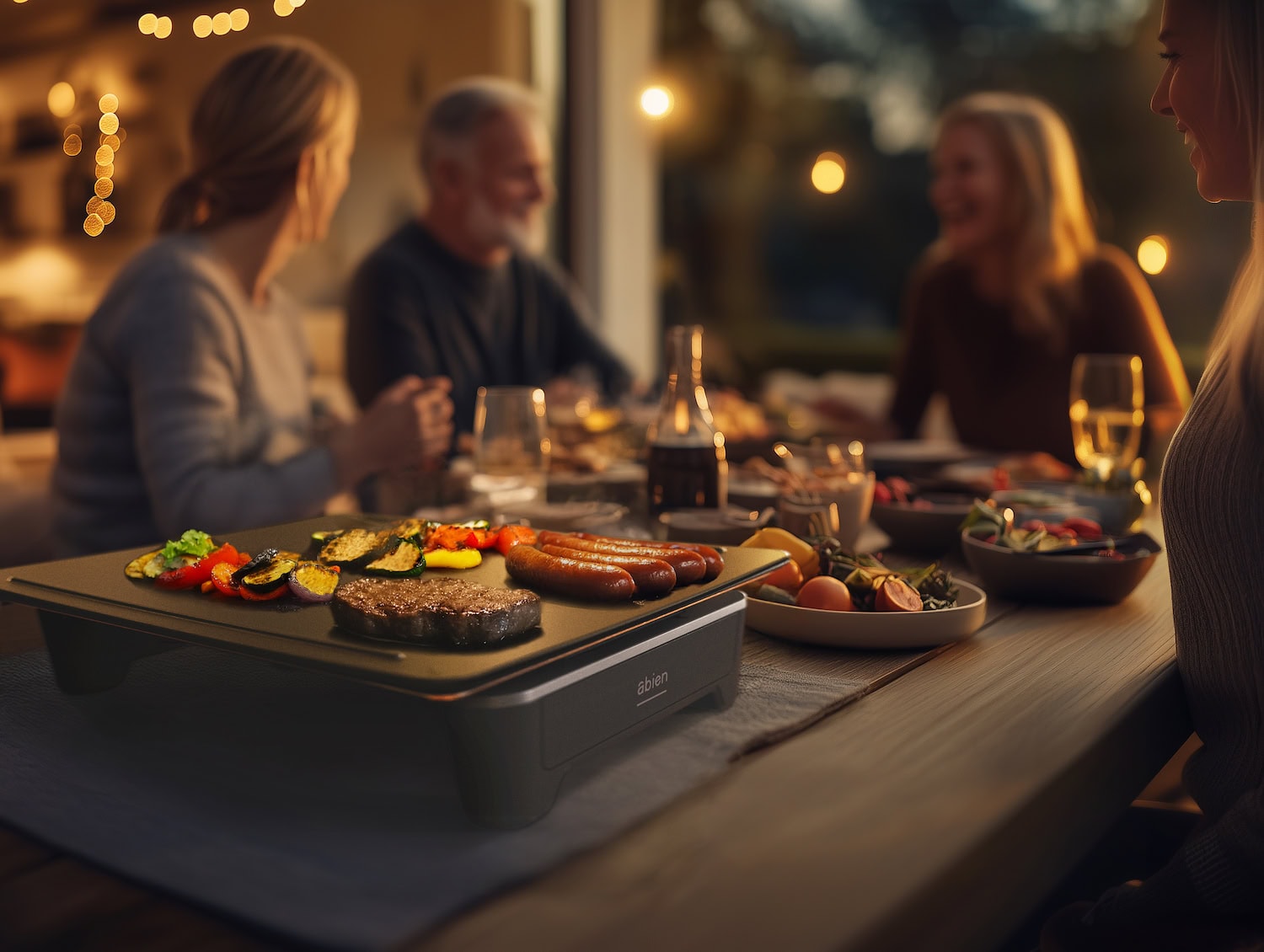 Freunde gemeinsam beim Essen mit dem Teppanyaki-Grill von abien