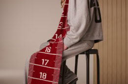 Frau mit Schal von Liv Bergen