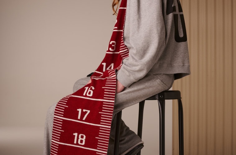 Frau mit Schal von Liv Bergen