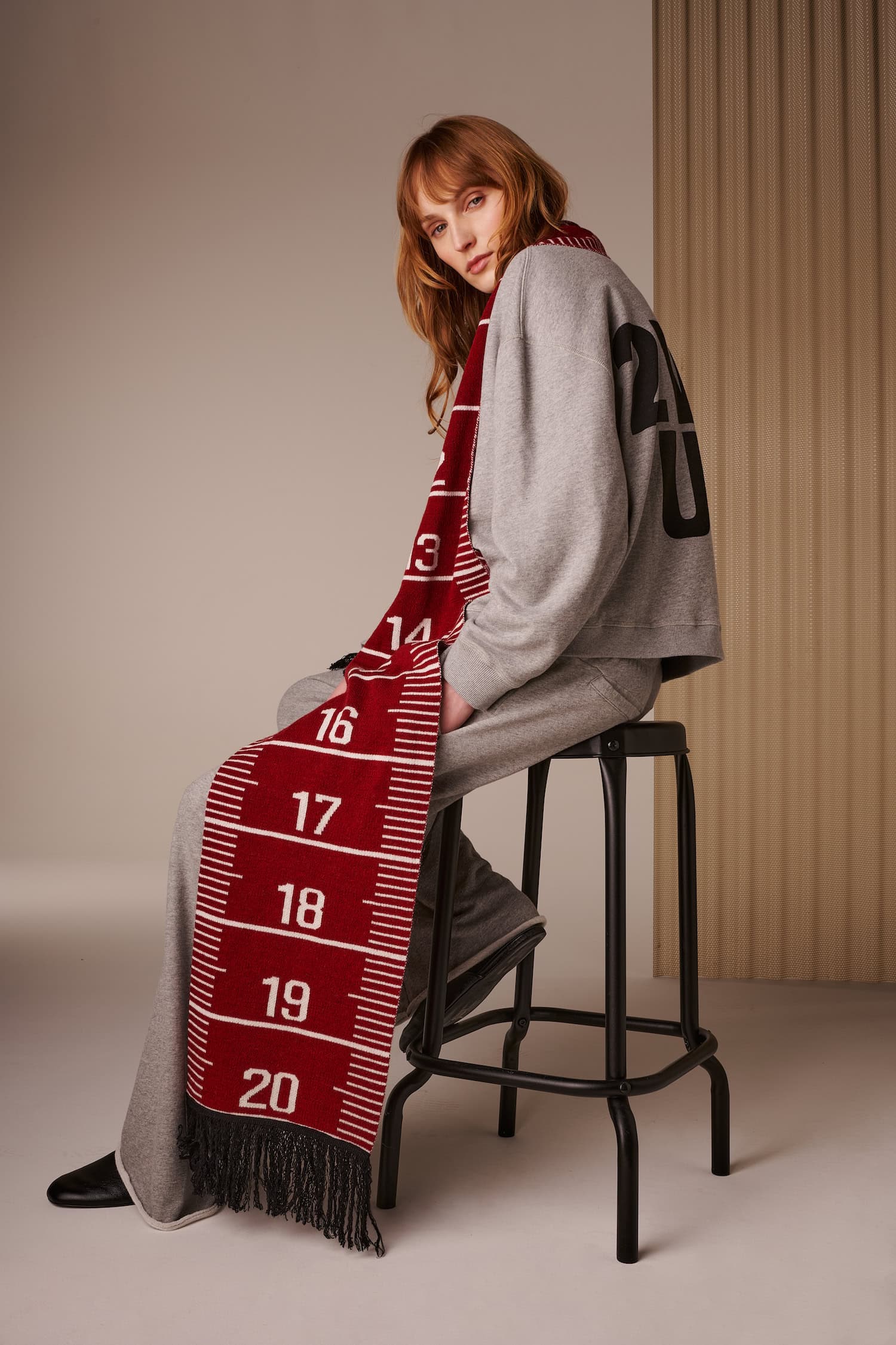 Frau mit Schal von Liv Bergen