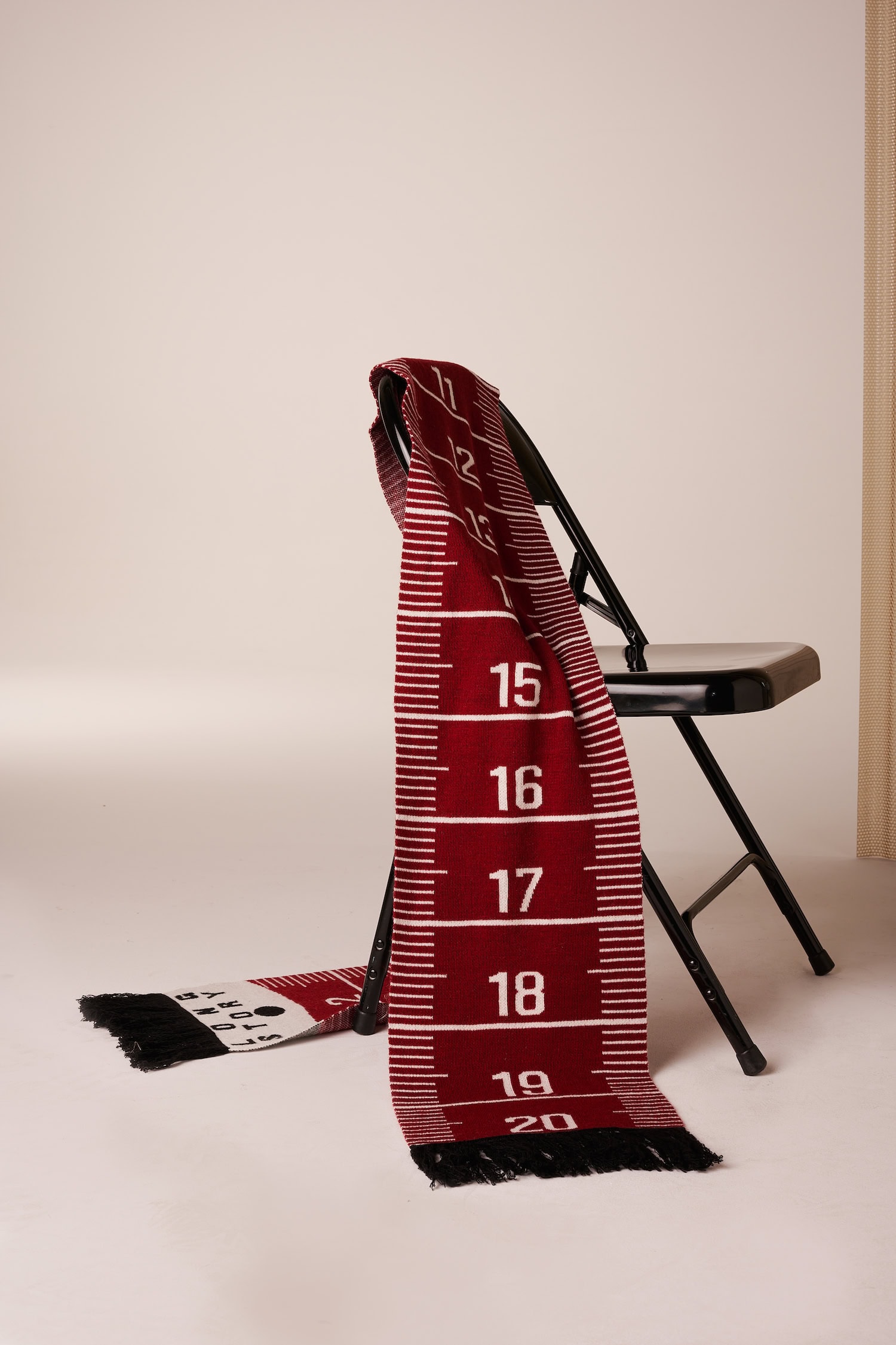 Schal von Liv Bergen auf einem Stuhl