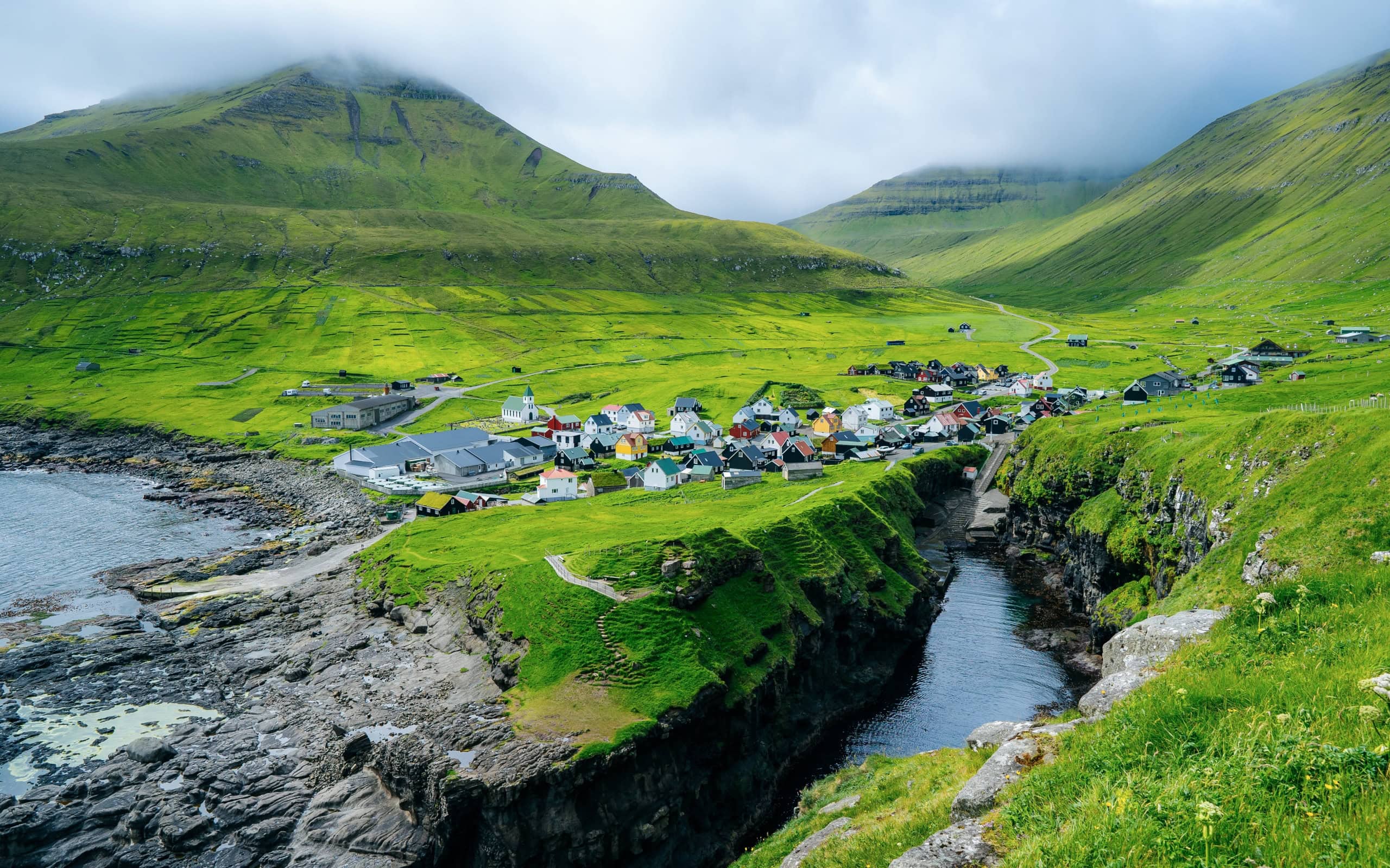 Das Dorf Gjógv auf den Färöer-Inseln.