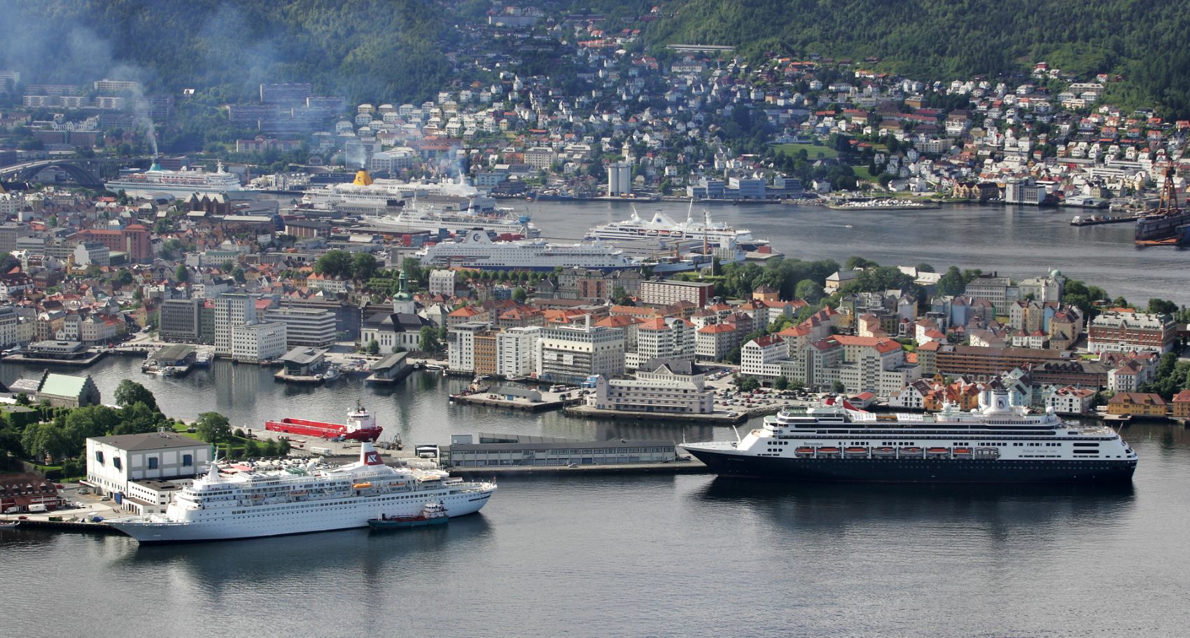 Mehrere Kreuzfahrtschiffe im Hafen von Bergen