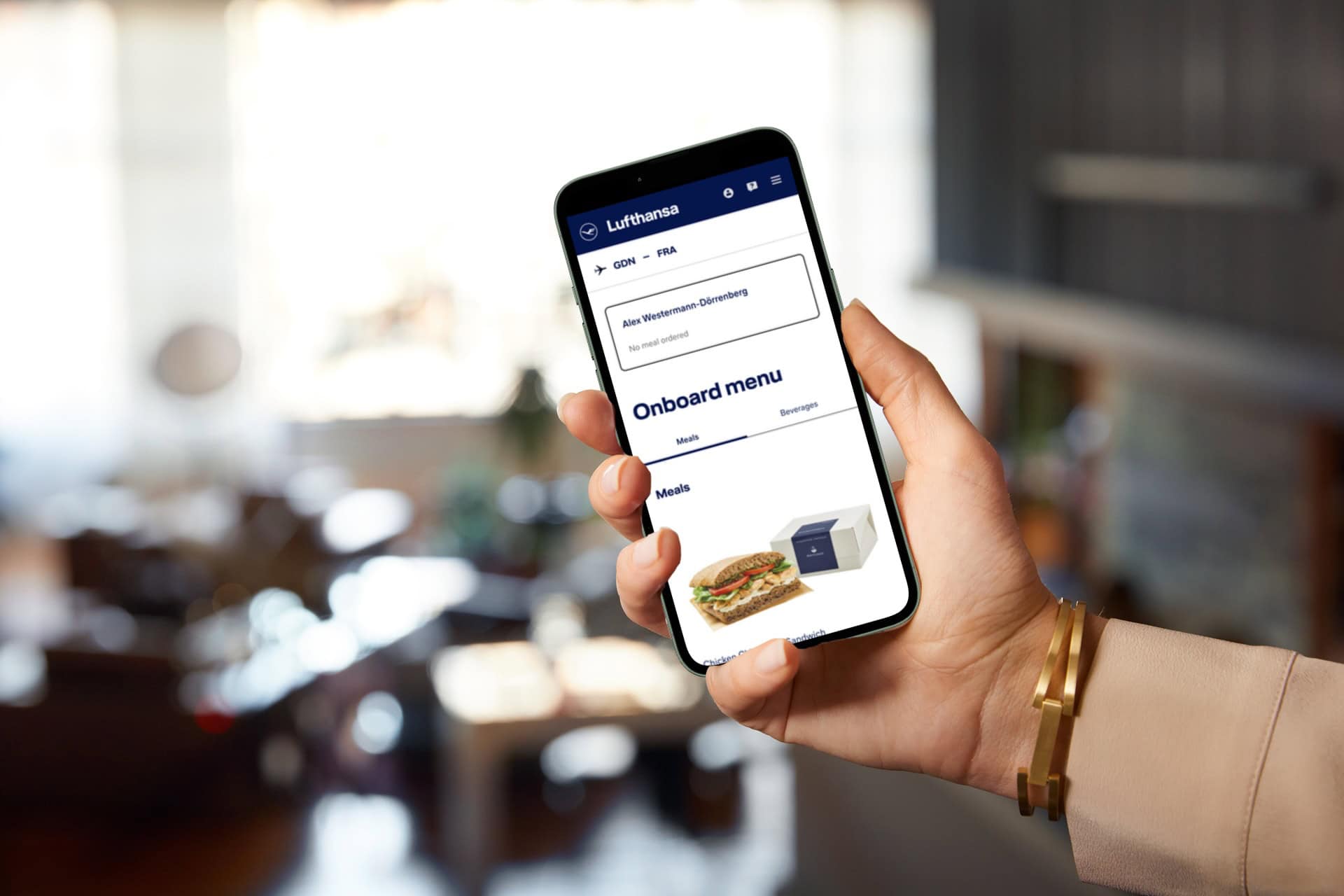 Auf einem Handy ist die Culinary Journey der Lufthansa zu sehen.