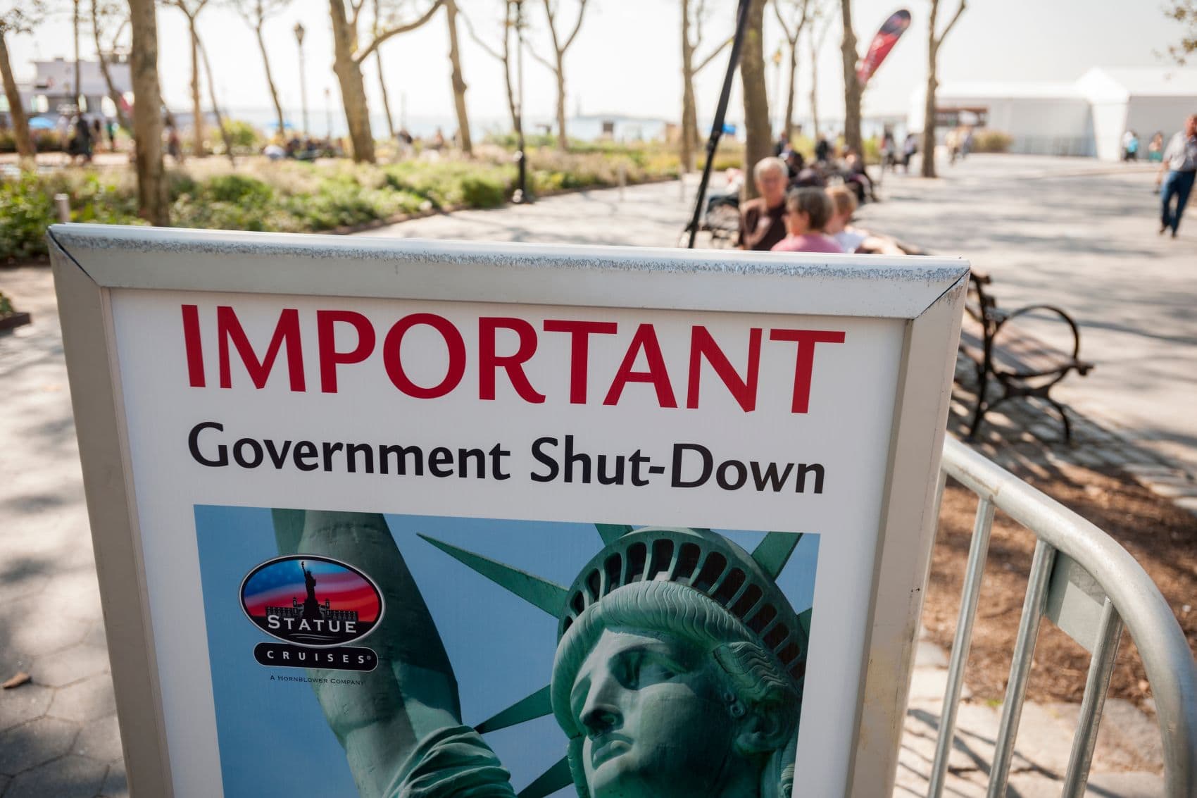 Hinweisschild in New York, das auf den Shutdown hinweist 