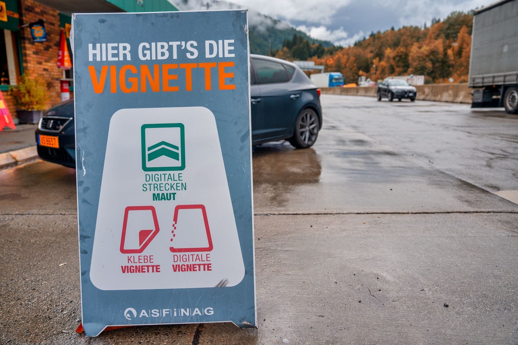 Hinweisschild an Autobahn-Rasthof wirbt mit Verkauf von Vignetten