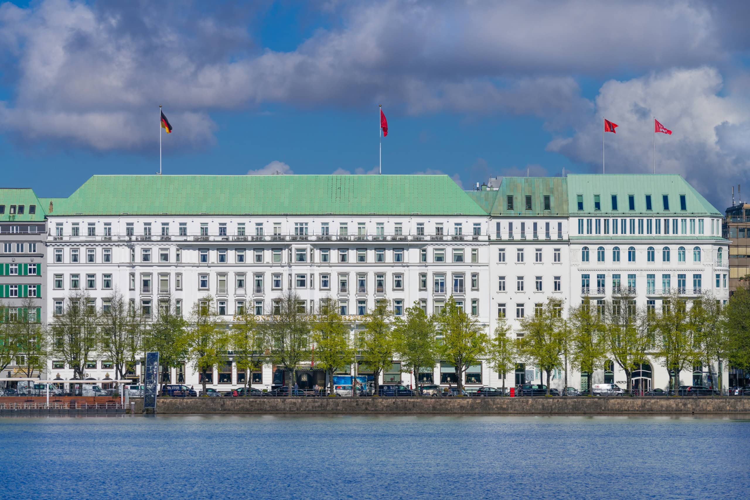 Das Hotel Vier Jahreszeiten in Hamburg.