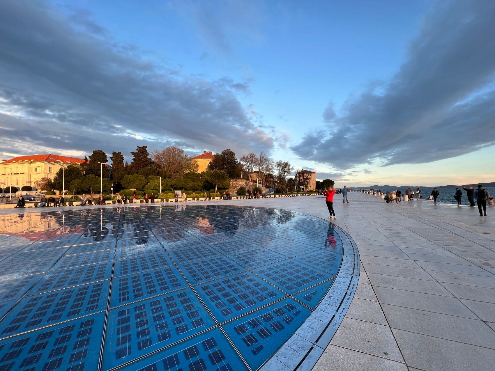 Installation Gruß an die Sonne (Pozdrav suncu) in Zadar tagsüber 