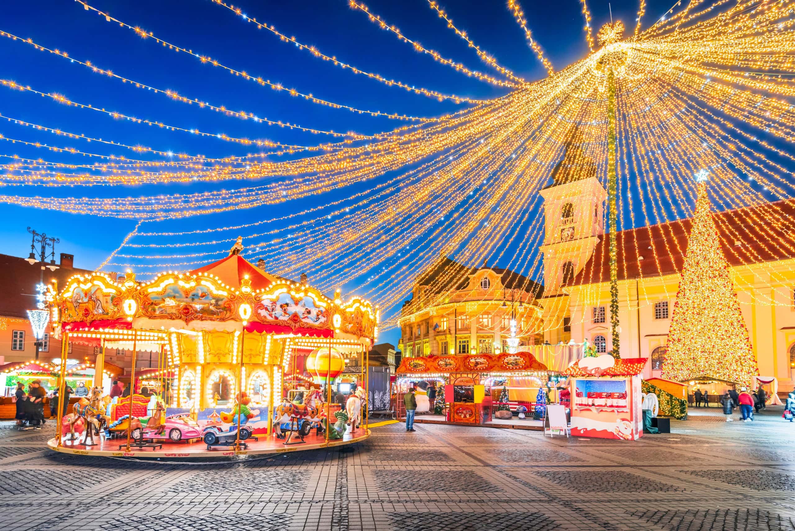 Ein Karussell auf dem Weihnachtsmarkt in Sibiu.