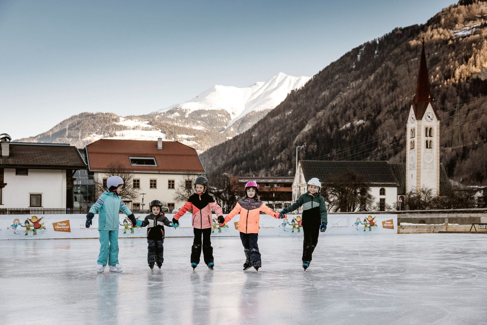 5 Kinder auf der Eislaufbahn in Ried, Tirol