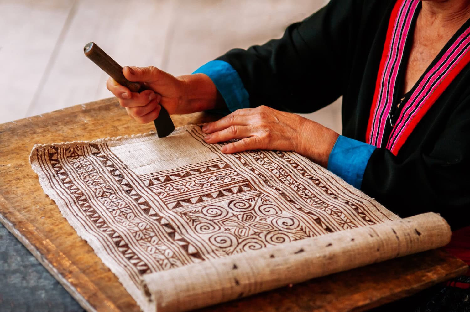 Frau macht traditionelle Handarbeit in Luang Prabang in Laos