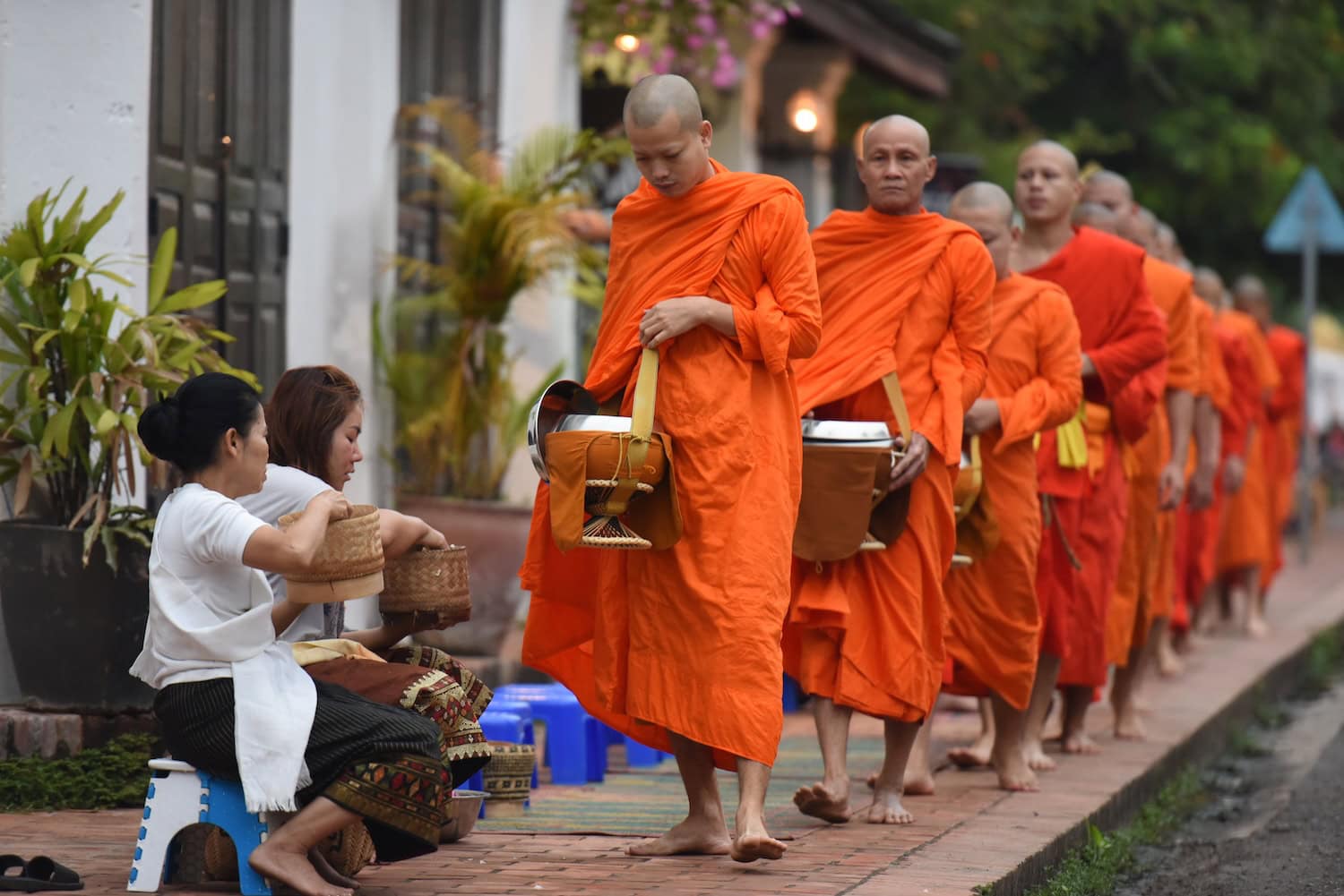 Mönche in Luang Prabang in Laos beim Sai Bat