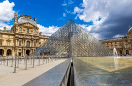 Glaspyramide im Innenhof des Louvre