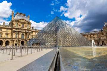 Glaspyramide im Innenhof des Louvre