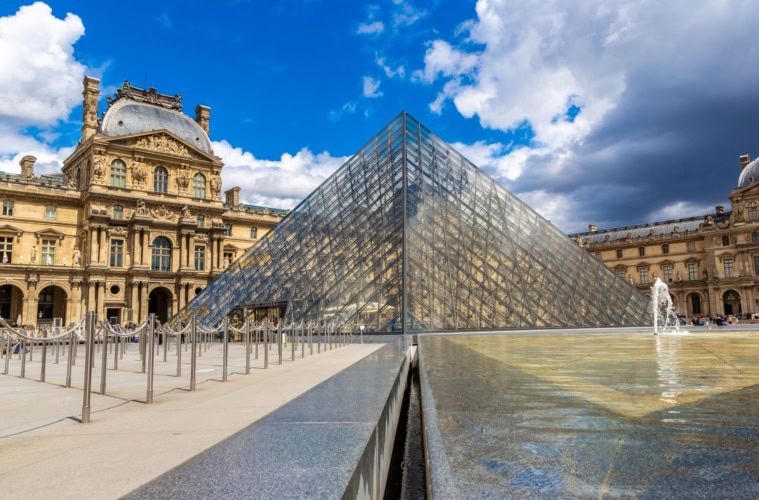 Glaspyramide im Innenhof des Louvre