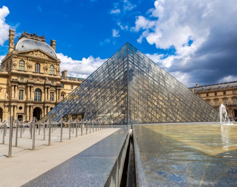 Glaspyramide im Innenhof des Louvre