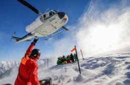Gruppe beim Heli-Ski in den Bergen