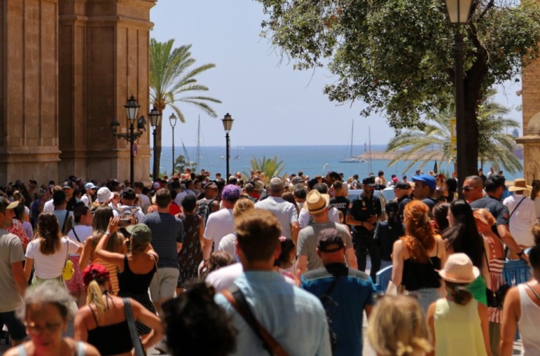 Touristenmassen vor der Kathedrale von Santa Maria von Palma