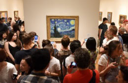 Besucher fotografieren ein Bild im MoMA in New York.