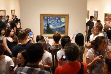 Besucher fotografieren ein Bild im MoMA in New York.