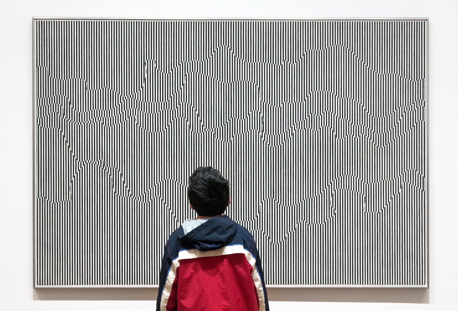 Ein Junge steht vor einem Kunstwerk im MoMA in New York.