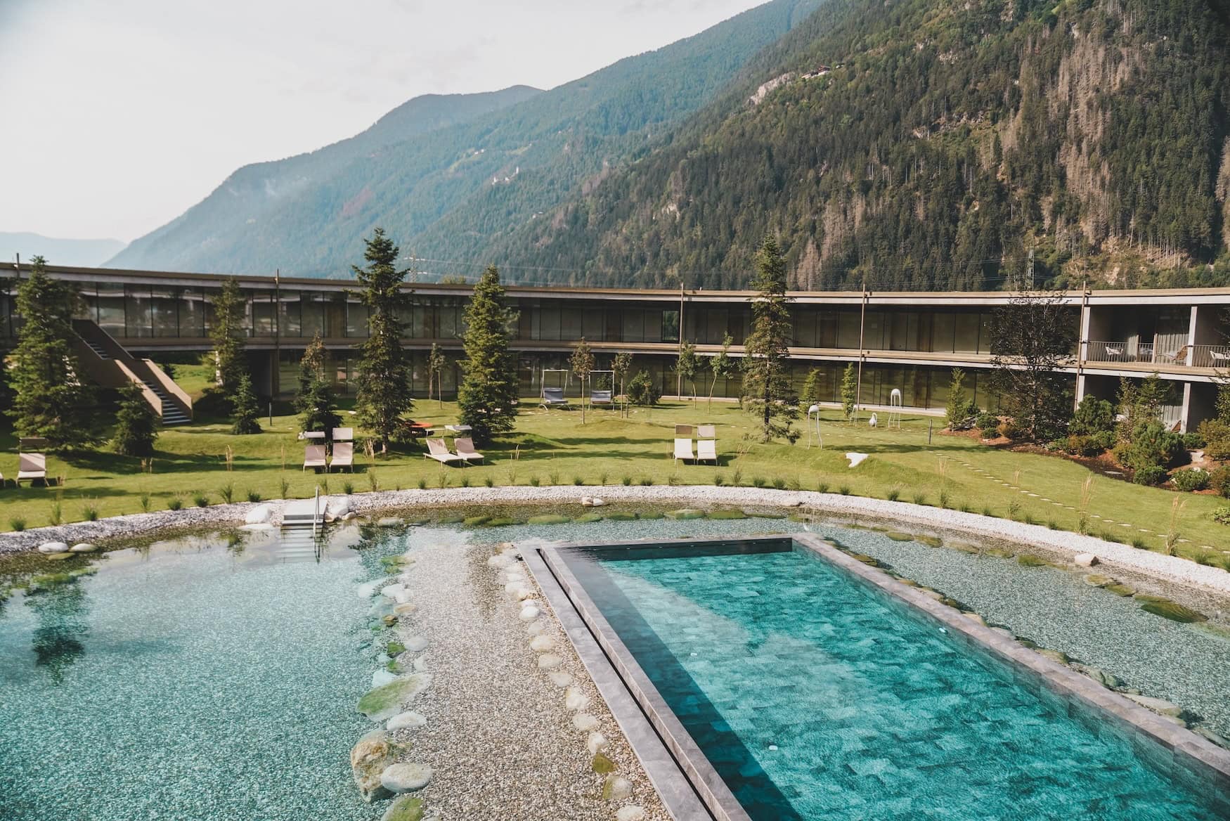 Der Außenpool des Olm Nature Escape in Südtirol.