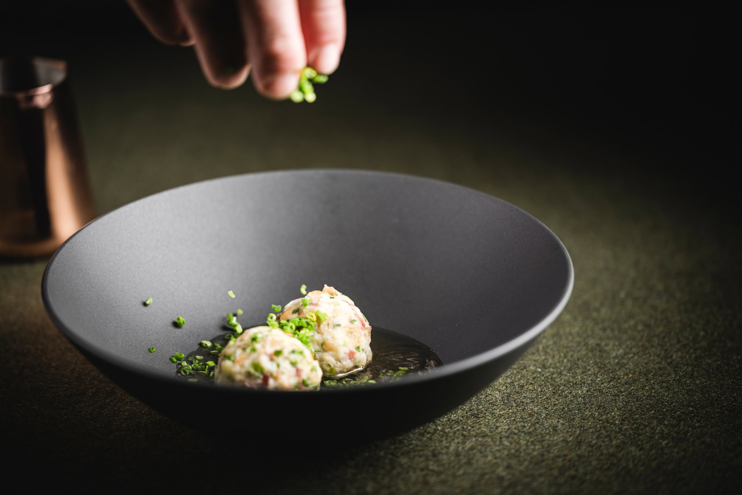 Speckknödel in Brühe aus dem Olm in Südtirol.