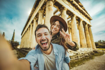 Glückliches junges Paar macht Selfie vor Akropolis