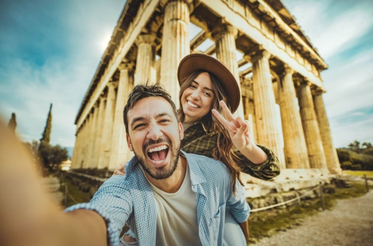 Glückliches junges Paar macht Selfie vor Akropolis